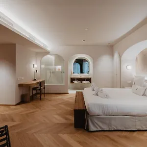 Petit Luxe Hotel